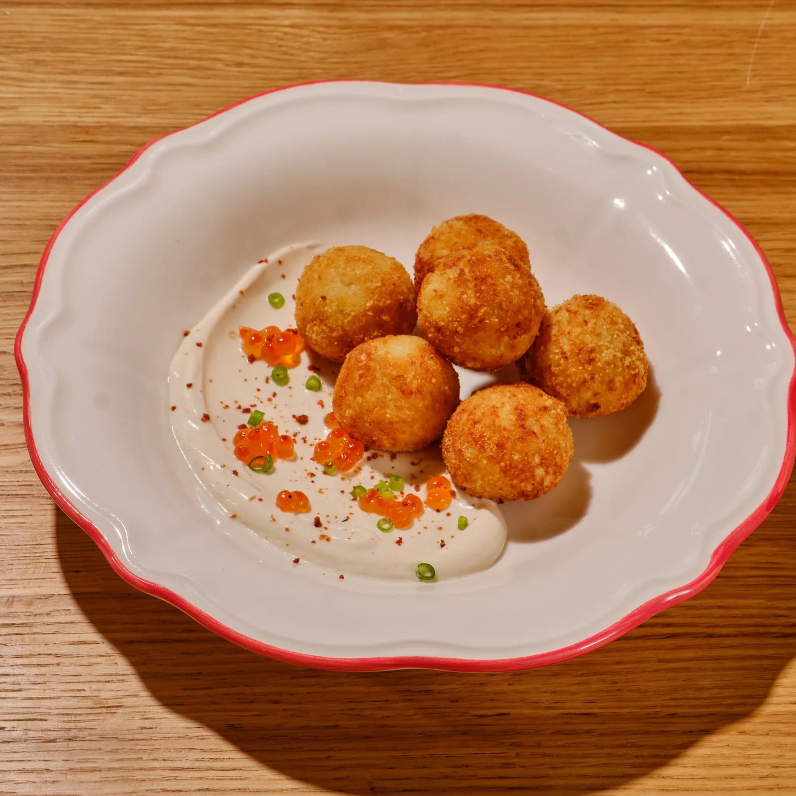 Картофельные колобки с судаком, муссом из сыра и икрой
