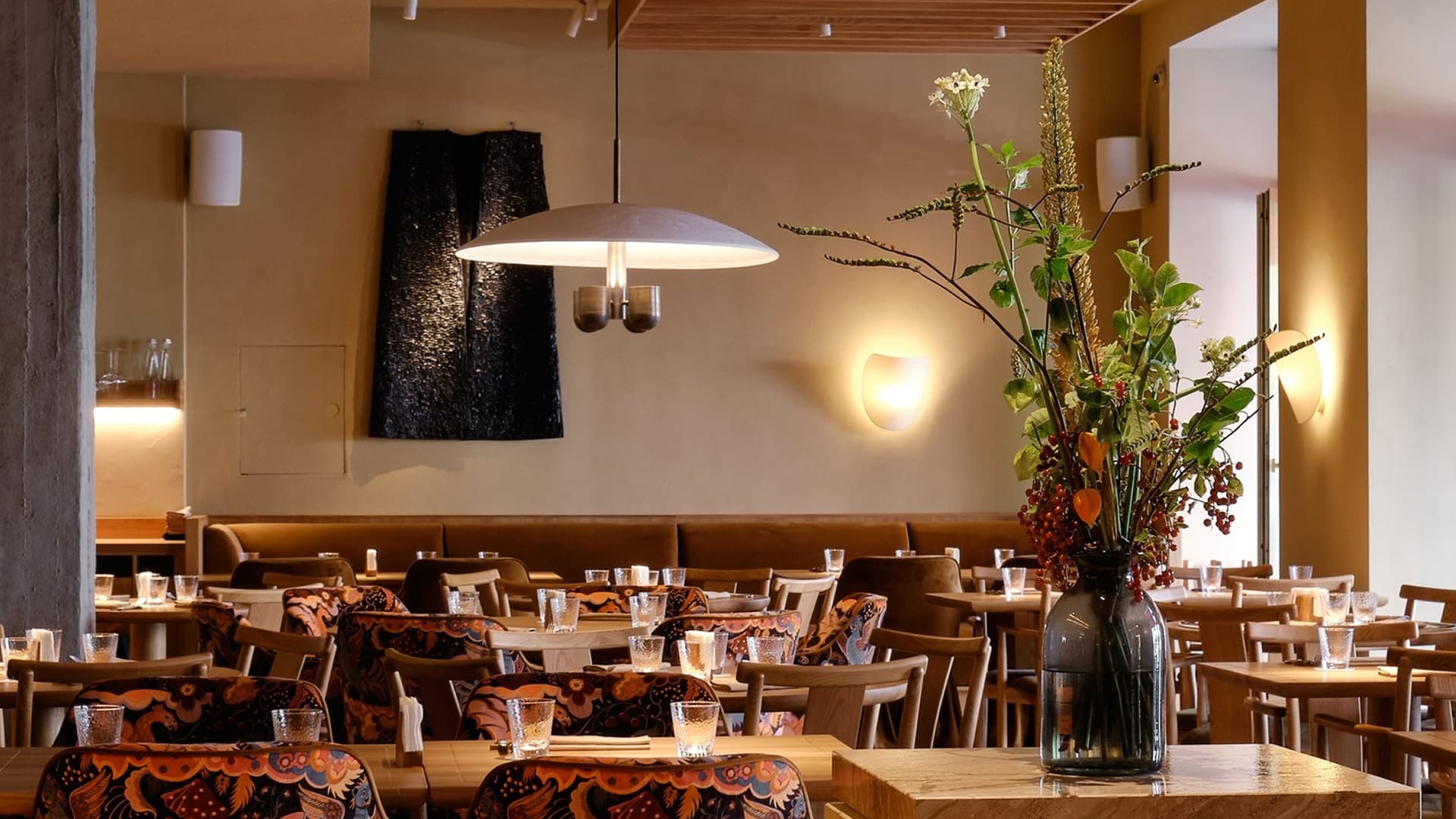 Основной зал: панно, лампы и живые цветы