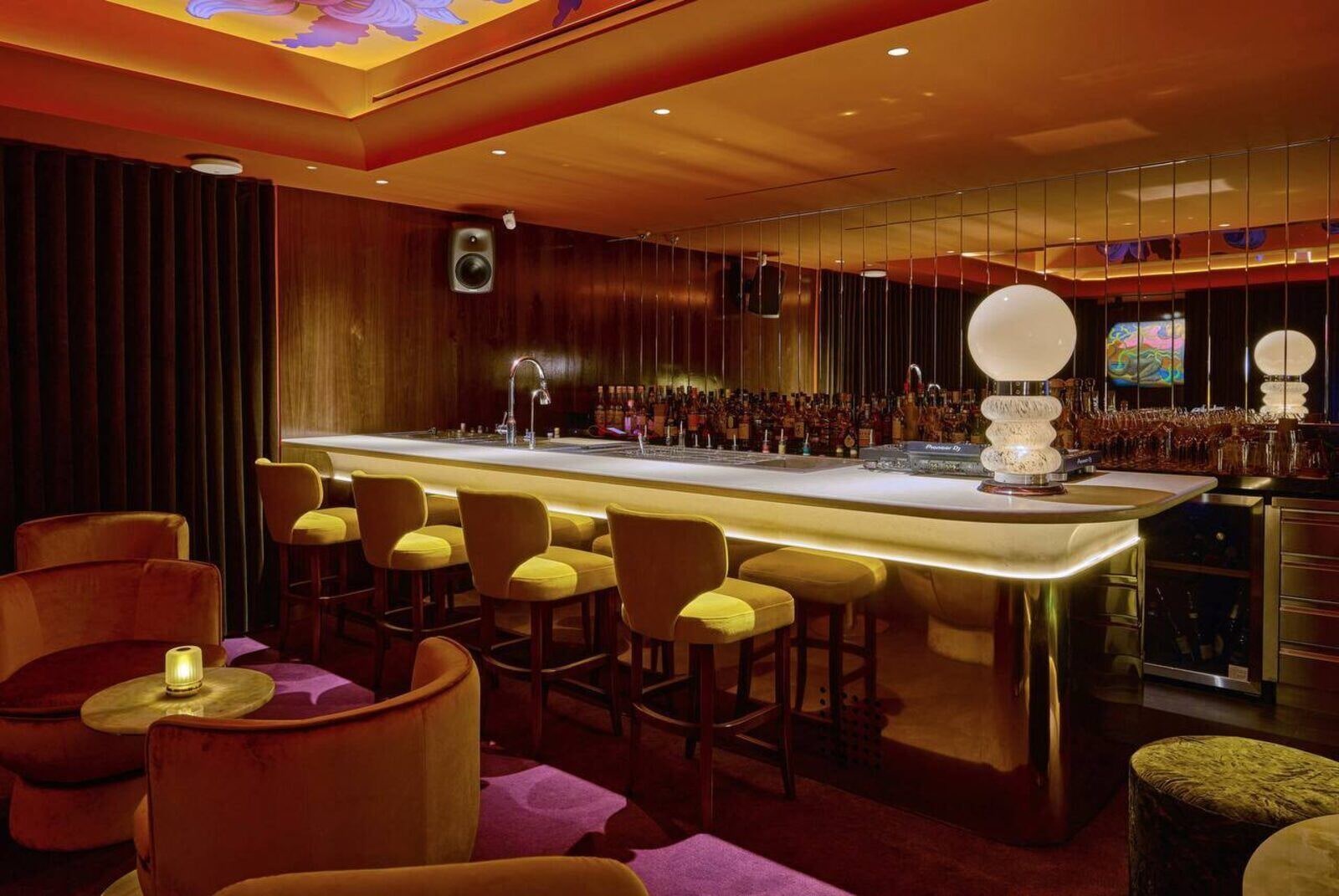 Bar room — вечеринка в цоколе