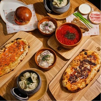 Стол с лепёшками из печи, борщом и пельменями