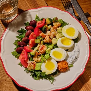 Салат с креветками, яйцом и оливками