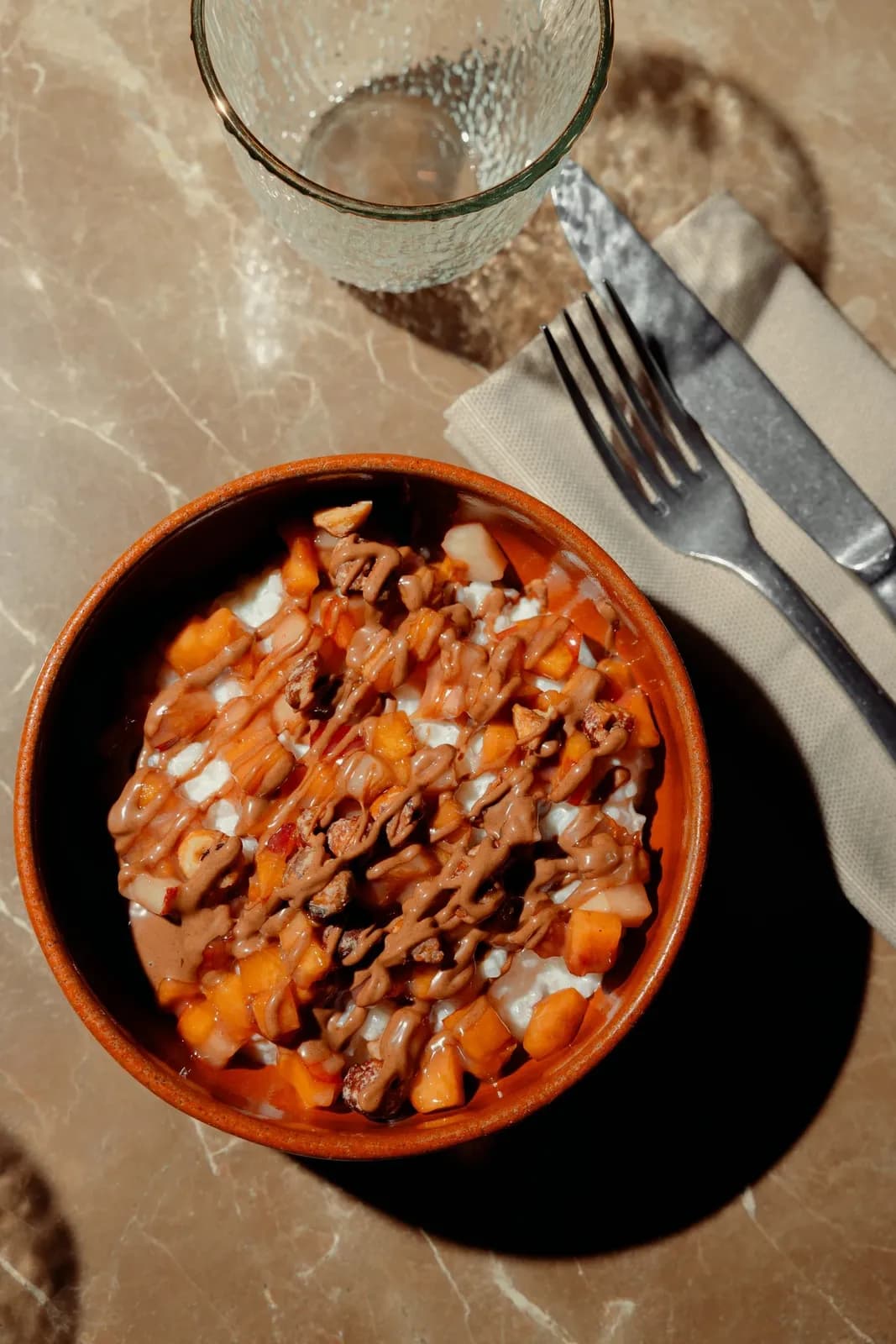 Рисовая каша с персиком, орехами и ореховым соусом